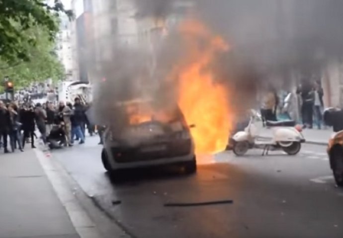 Snimak brutalnog napada na policajca: Razbili mu auto pa ga zapalili (VIDEO)