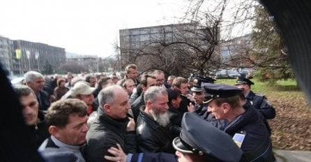 Radnici Krivaja-Mobela ponovno blokirali saobraćaj na magistralnom putu M-17