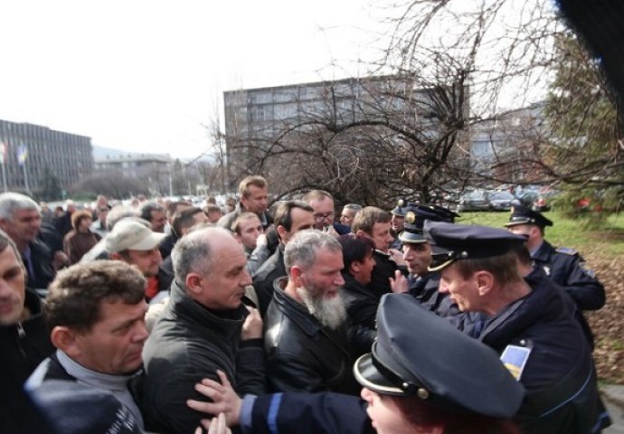 Radnici Krivaja-Mobela ponovno blokirali saobraćaj na magistralnom putu M-17