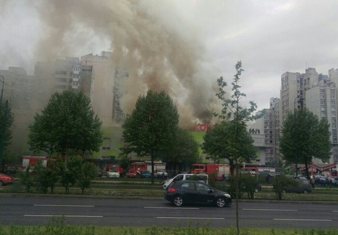 Povrijeđen vatrogasac u Alipašinom Polju u Sarajevu zbog požara u Konzuma