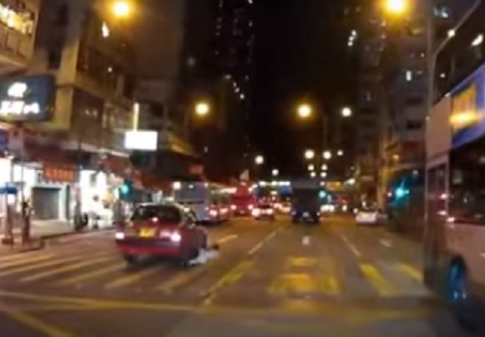 Djevojčica pretrčavala cestu i jedva ostala živa, pogledajte reakciju majke (VIDEO)