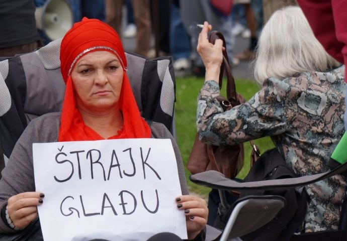 Medžiba Halilović se polila benzinom ispred zgrade Vlade FBiH!