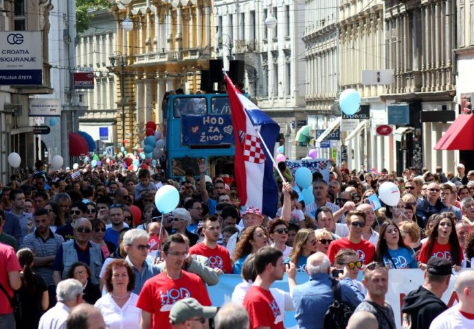 Dvije suprostavljene grupe: Tuča na zagrebačkim protestima 