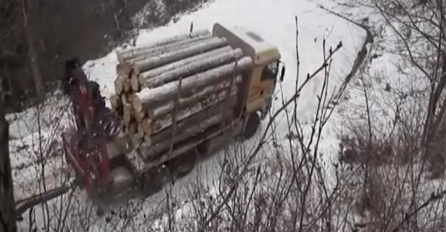 Kapa do poda: Pogledajte kako je majstor za volanom savladao nemoguću krivinu (VIDEO)