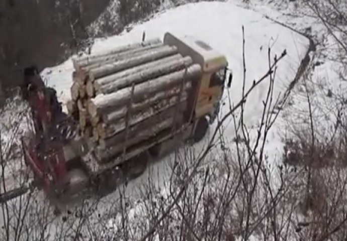 Kapa do poda: Pogledajte kako je majstor za volanom savladao nemoguću krivinu (VIDEO)