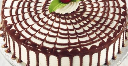 Mousse torta s pistacijama i trešnjama 