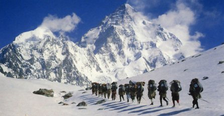 Prevelik napor: Troje mrtvih i 30 bolesnih u pohodu na Mount Everest! 