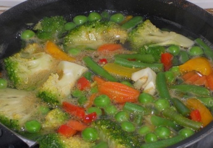 Pravilo koje trebate znati:  Evo koje povrće trebate staviti u hladnu a koje u toplu vodu prilikom kuhanja
