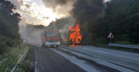 Gorio autobus koji je prevozio učenike iz BiH na ekskurziju