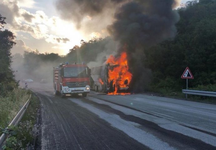 Gorio autobus koji je prevozio učenike iz BiH na ekskurziju