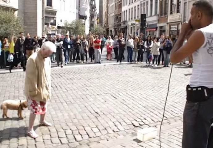 Starica je prišla uličnom umjetniku i svojim nastupom oduševila sve prisutne