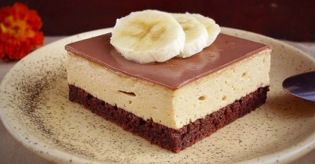 Brzi kolač s bananama i karamel umakom 