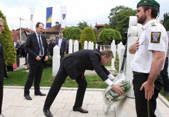 Delegacija SDA odala počast poginulim braniocima i Aliji Izetbegoviću