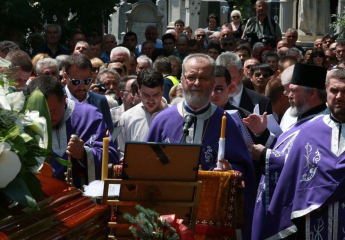 POSLJEDNJI POZDRAV VALTERU: Sahranjen Velimir Bata Živojinović