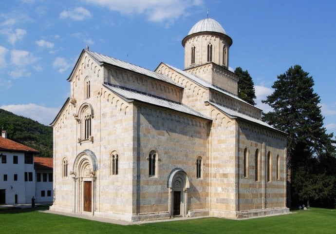 Albanci negoduju zbog odluke o vraćanju crkvenog zemljišta