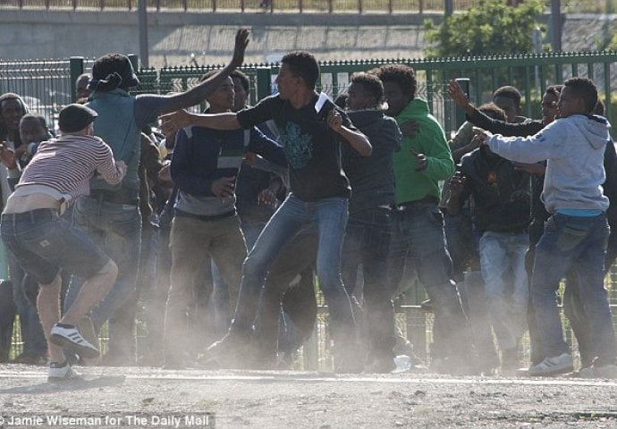 Calais: Sukobi između migranata, dvadesetak povrijeđenih