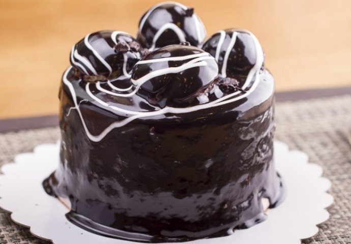 Zdrava, slasna, gotova za 15 minuta: Luda čokoladna torta bez mlijeka i jaja! (VIDEO) 