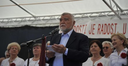 Mesić: Ako vas napadaju četnici i ustaše, na pravom ste putu