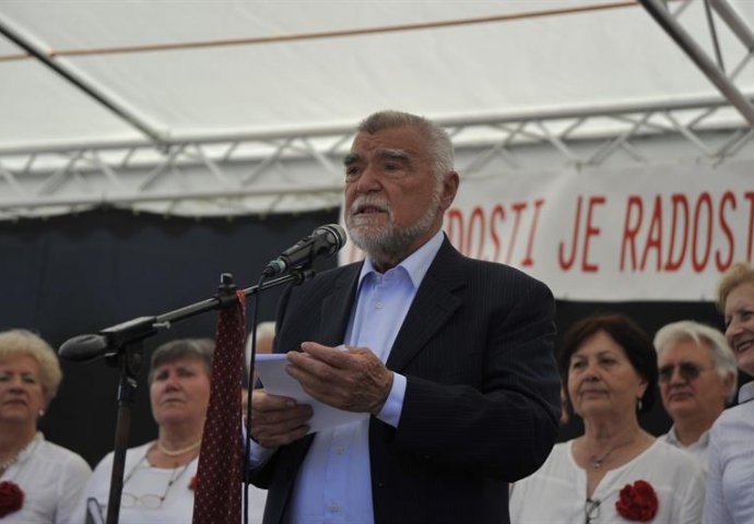 Mesić: Ako vas napadaju četnici i ustaše, na pravom ste putu