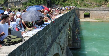 S mosta u Drinu bačeno 3.000 ruža za 3.000 ubijenih