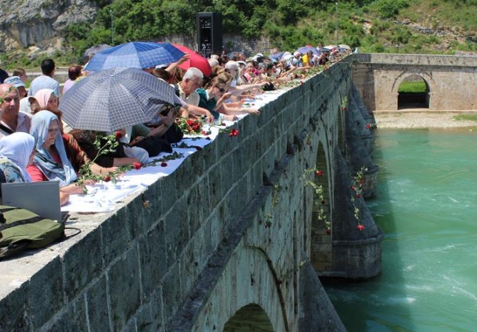 S mosta u Drinu bačeno 3.000 ruža za 3.000 ubijenih