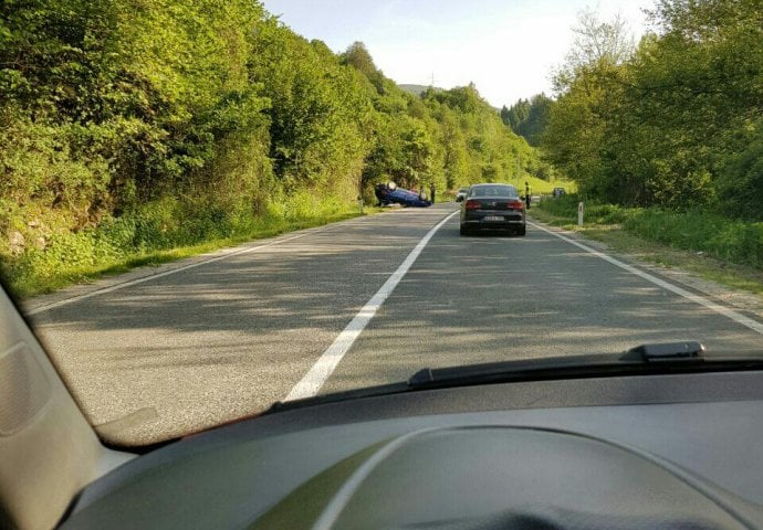 Automobil se prevrnuo na krov: Saobraćajna nesreća u blizini Hadžića