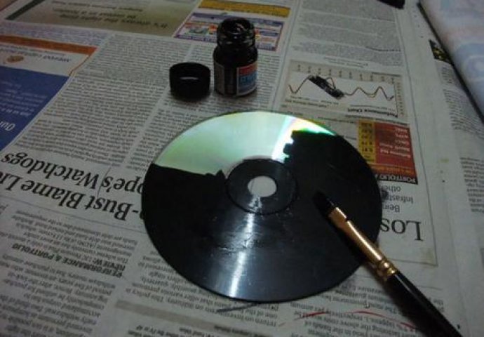 Uzela je stari CD i počela ga farbati crnim lakom, a krajni rezultat je genijalan