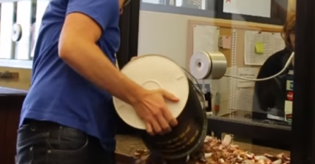 Kaznu za prebrzu vožnju platio je s dvije kante najsitnijih novčića (VIDEO)