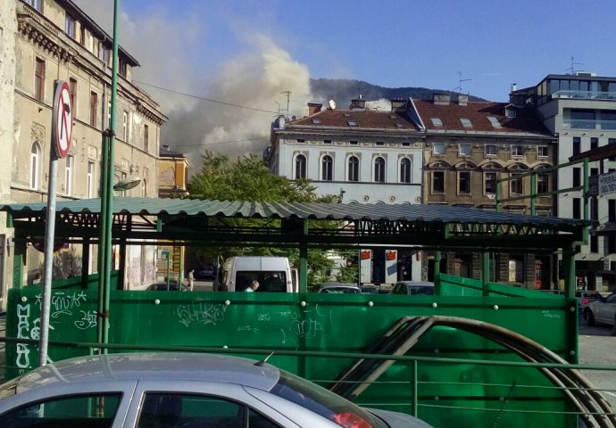 Gori zgrada u centru Sarajeva