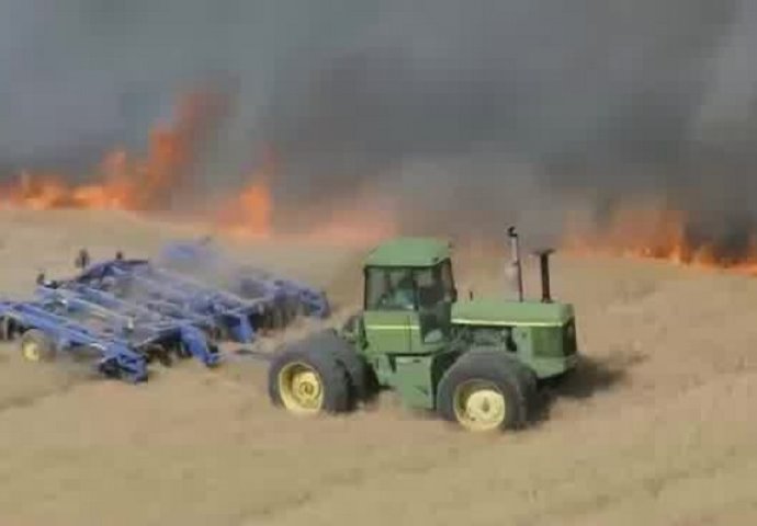 Hrabri farmer traktorom spasio polje od požara (VIDEO)