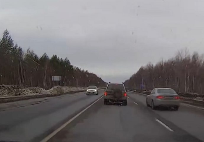 Vozač ispred njega počeo da koči: Kada je shvatio zašto, bilo je već kasno (VIDEO)