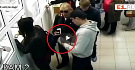 Drsko je preko reda došla na šalter, a onda joj se on na glup način osvetio (VIDEO)