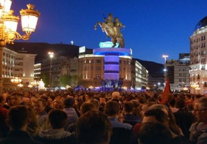 Incident na protestu u Skoplju - automobil uletio među demonstrante