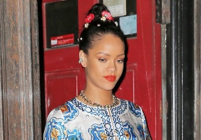 Rihanna je razbila gradsko sivilo u šarenom kaftanu