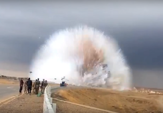 Scena koja ledi krv u žilama: Pogledajte jezivi snimak eksplozije bombe u Iraku (VIDEO)