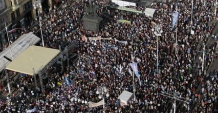 Na trgu bana Jelačića oko 15 hiljada ljudi protestuje u znak podrške reformi obrazovanja