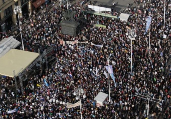 Na trgu bana Jelačića oko 15 hiljada ljudi protestuje u znak podrške reformi obrazovanja