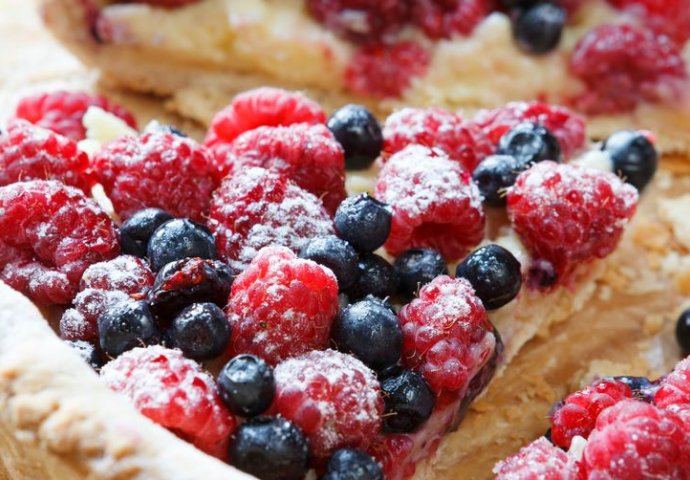 Tart s kremom od vanilije i bobičastim voćem