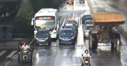 Divlja po putu: Vozač buldožera namjerno gazi sve pred sobom (VIDEO)