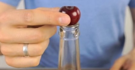Stavio je višnju na vrh staklene flaše: Fenomenalan trik koji ćete odmah iskoristiti (VIDEO) 