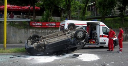 Dvoje ozlijeđeno u sudaru tri vozila u Tuzli