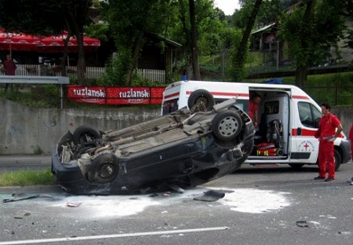 Dvoje ozlijeđeno u sudaru tri vozila u Tuzli