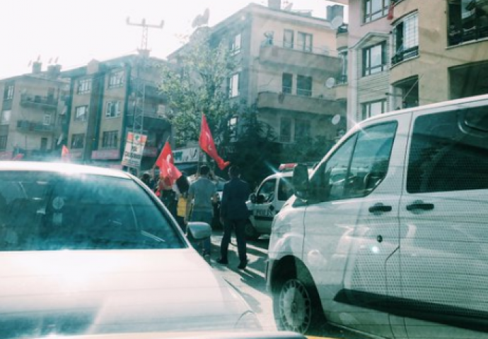 Protest u Ankari: Turski demonstranti jajima gađali njemačku ambasadu