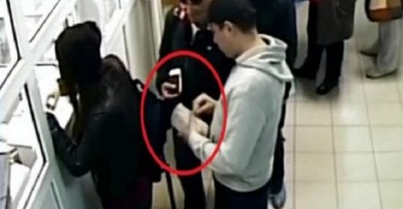 Ušla je u red na blagajni ispred tipa u kačketu, pogledajte kako joj se osvetio (VIDEO)