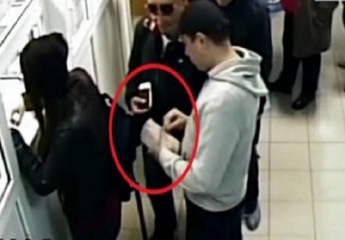 Ušla je u red na blagajni ispred tipa u kačketu, pogledajte kako joj se osvetio (VIDEO)