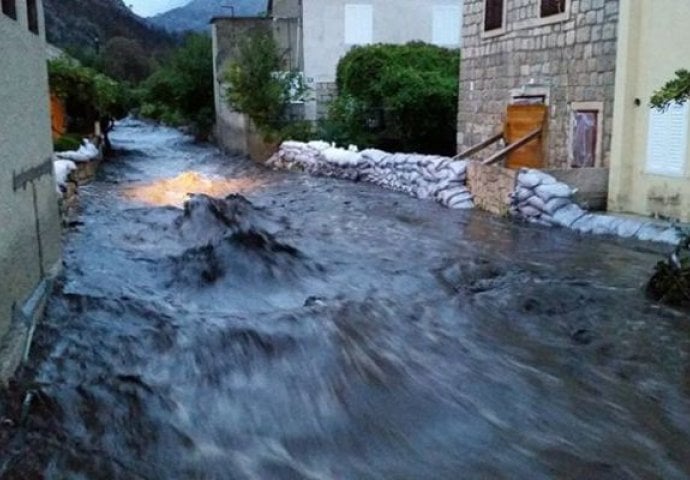 U poplavama širom Evrope poginulo najmanje 18 osoba