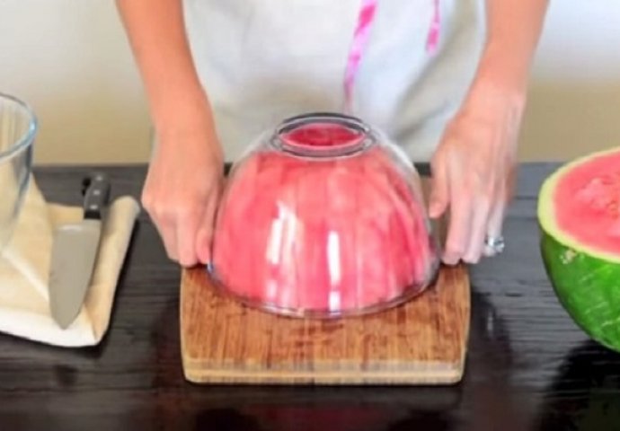 Genijalan trik kako da servirate lubenicu pomoću zdjele (VIDEO)