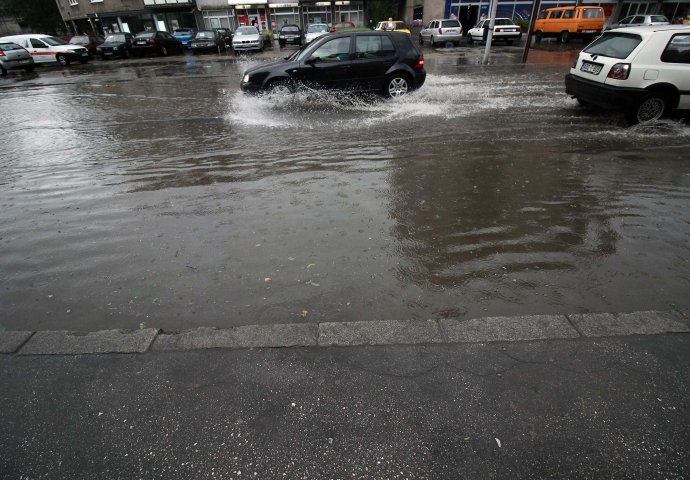 Nevrijeme praćeno grmljavinom i jakom kišom pogodilo Zenicu