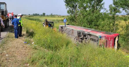 Indija:  U sudaru autobusa i vozila 17 mrtvih