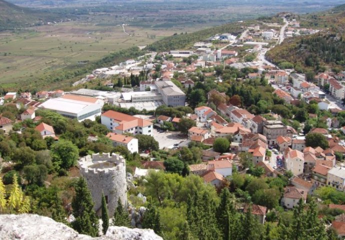 Vrgorac: U izborno jutro građane dočekao grafit "Di su pare" 